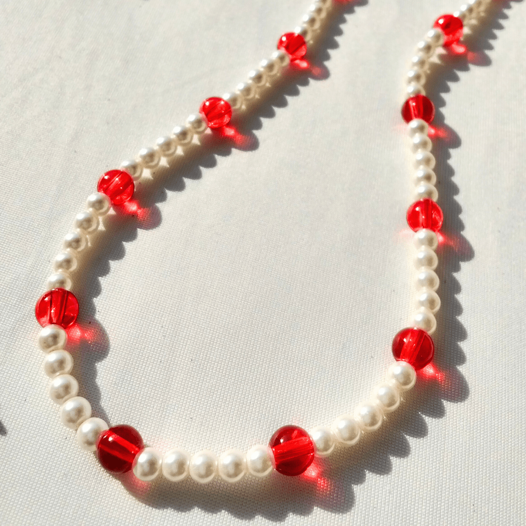 قلادة من اللؤلؤ الصناعي