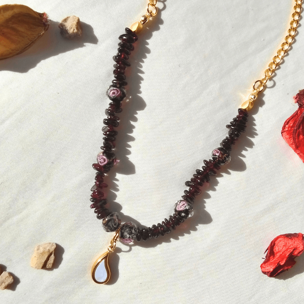 قلادة زهور عتيقة