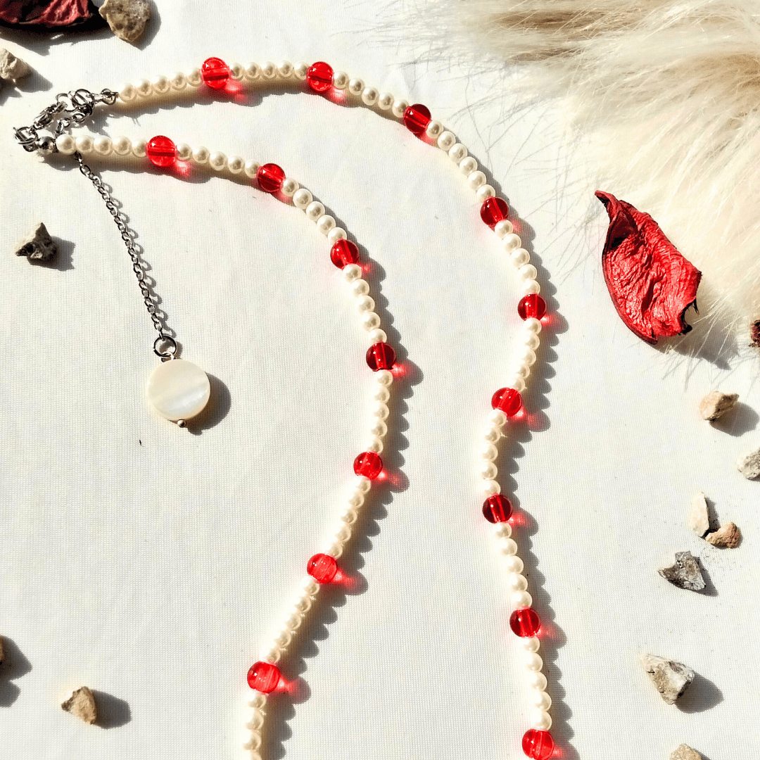 قلادة من اللؤلؤ الصناعي 