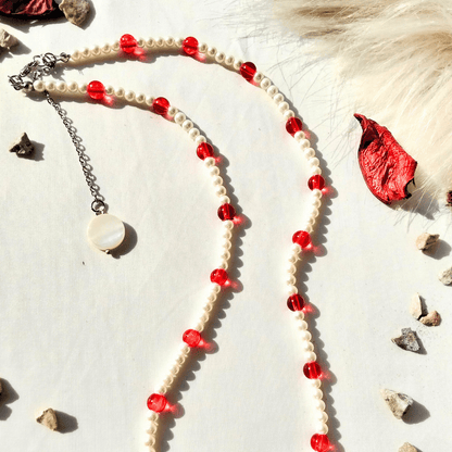 قلادة من اللؤلؤ الصناعي 