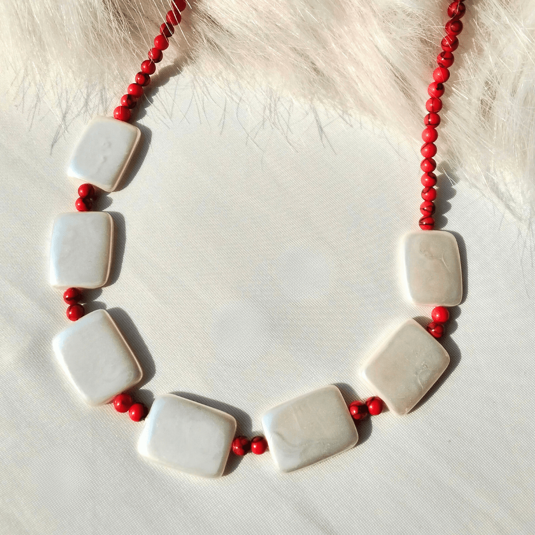 قلادة من حجر الهولايت 