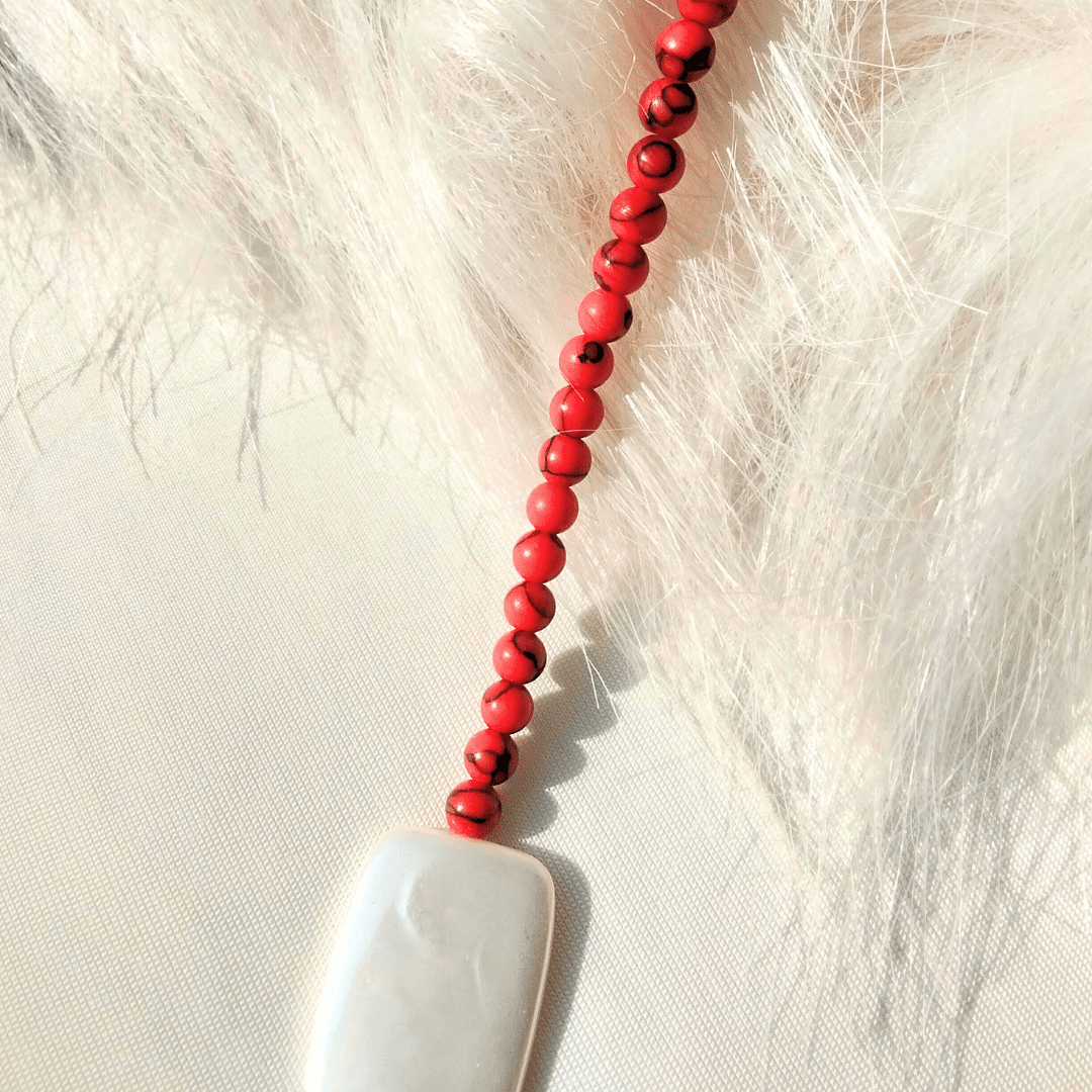 قلادة من حجر الهولايت 