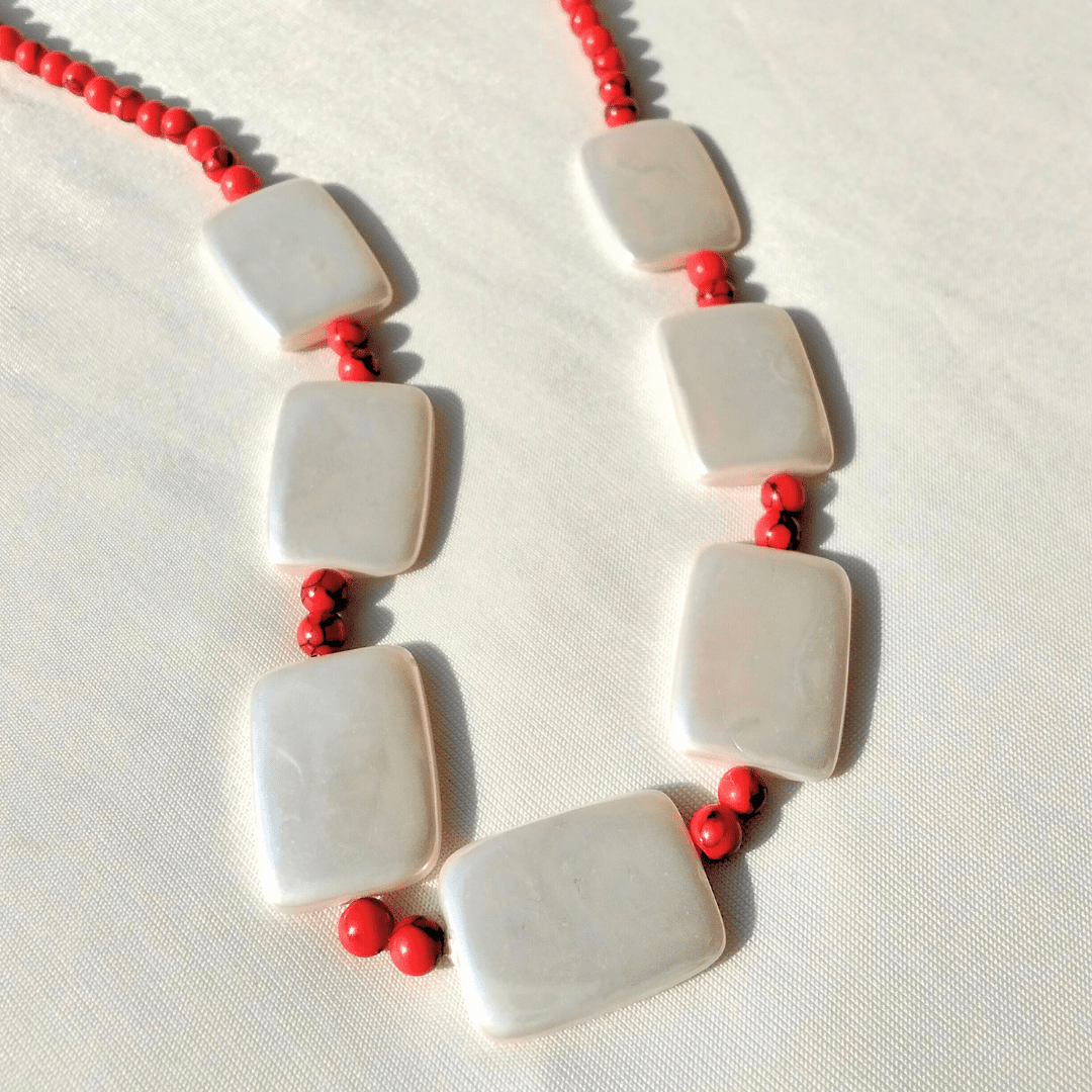 قلادة من حجر الهولايت 