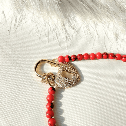 قلادة من حجر الهولايت 