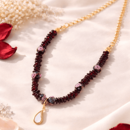 قلادة زهور عتيقة