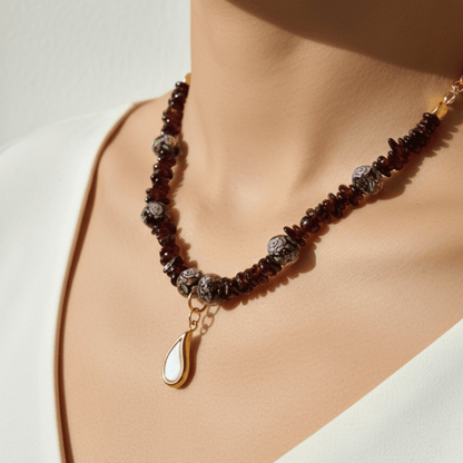 قلادة زهور عتيقة