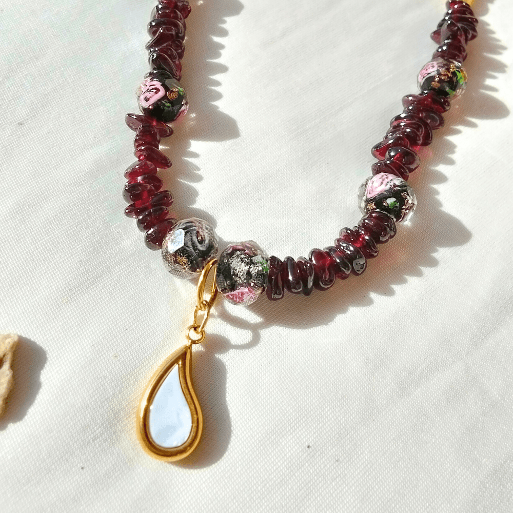 قلادة زهور عتيقة