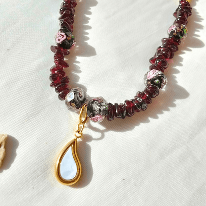 قلادة زهور عتيقة