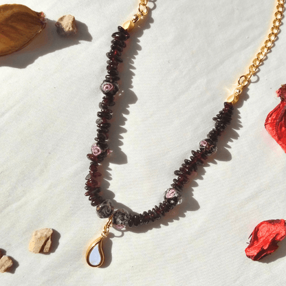 قلادة زهور عتيقة